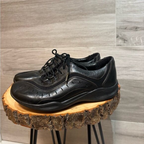 Clarks Wave Black Leather Oxford Lace Up Shoe Sneakers Size 7.5 - like new! - Picture 3 of 9